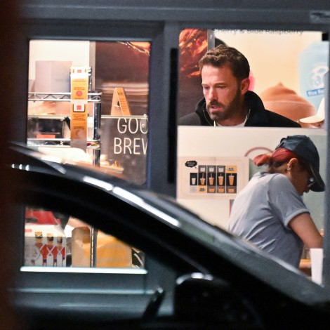 Ben Affleck se pone a vender donas en una famosa franquicia y sorprende a los clientes