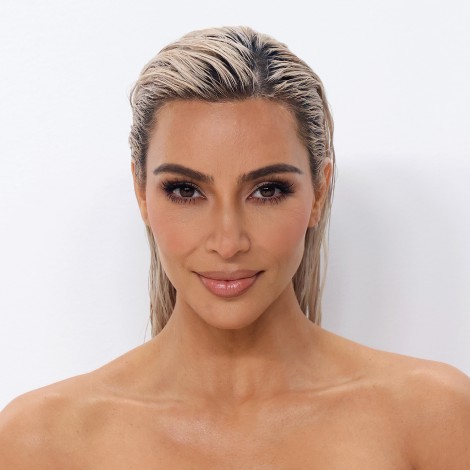 Kim Kardashian se quita el maquillaje para cumplir reto de TikTok