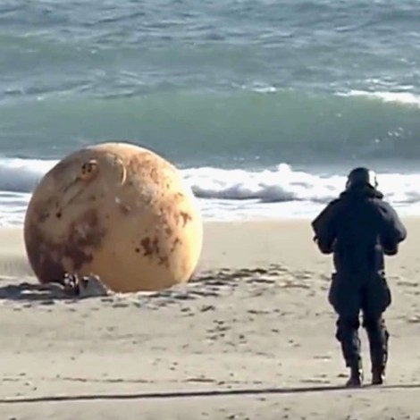 ¿Ovnis? Una bola gigante de metal apareció en playa de Japón | VIDEO
