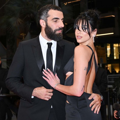 Dua Lipa deslumbra en Cannes con nuevo novio y estilo radiante