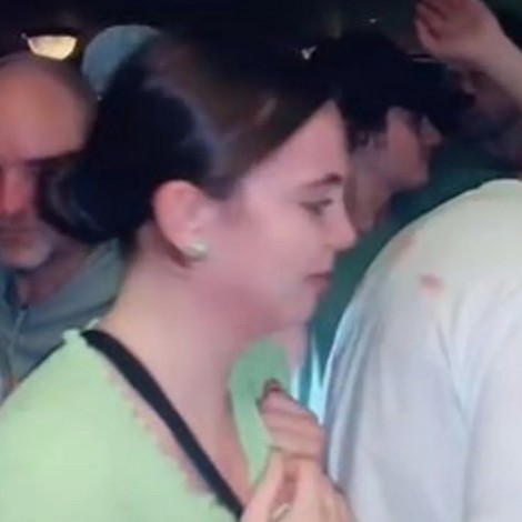 Mujer crea polémica por ir a bar a marcar con labial las camisas de los hombres sin que se den cuenta
