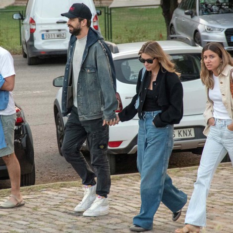 ¡Ya está imponiendo moda! Clara Chía pasea con Piqué luciendo jeans de 19 mil pesos