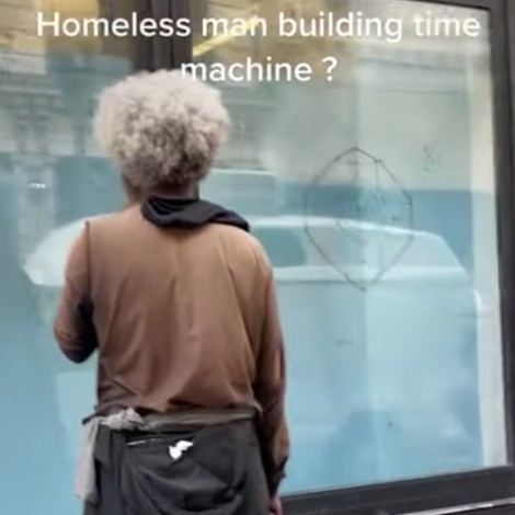 Hombre en situación de calle dibuja extrañas fórmulas para construir una máquina del tiempo