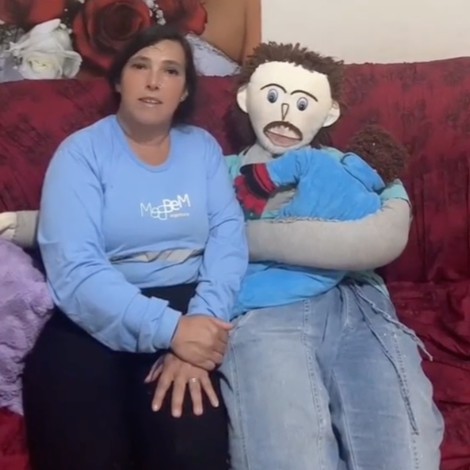 Mujer asegura que quedó embarazada de un muñeco de trapo
