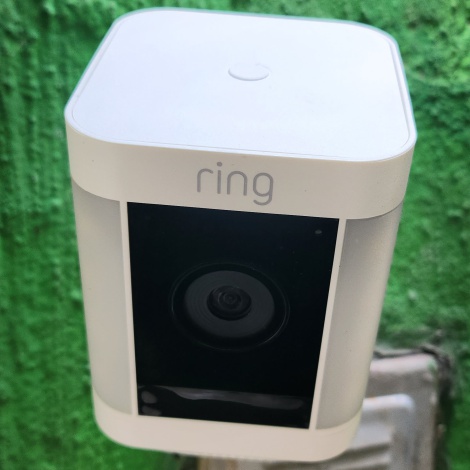 Ring Spotlight Cam Plus: una guardiana resistente y brillante para tu hogar