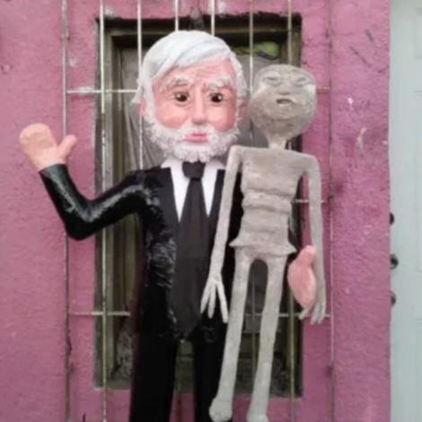 Crean piñata “momia extraterrestre” en honor a Jaime Maussan