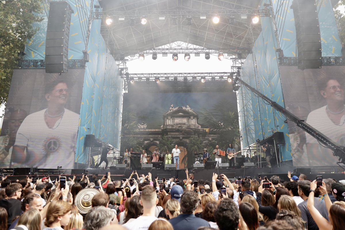 Así se vivió el concierto histórico de Carlos Vives en la Puerta de Alcalá de Madrid
