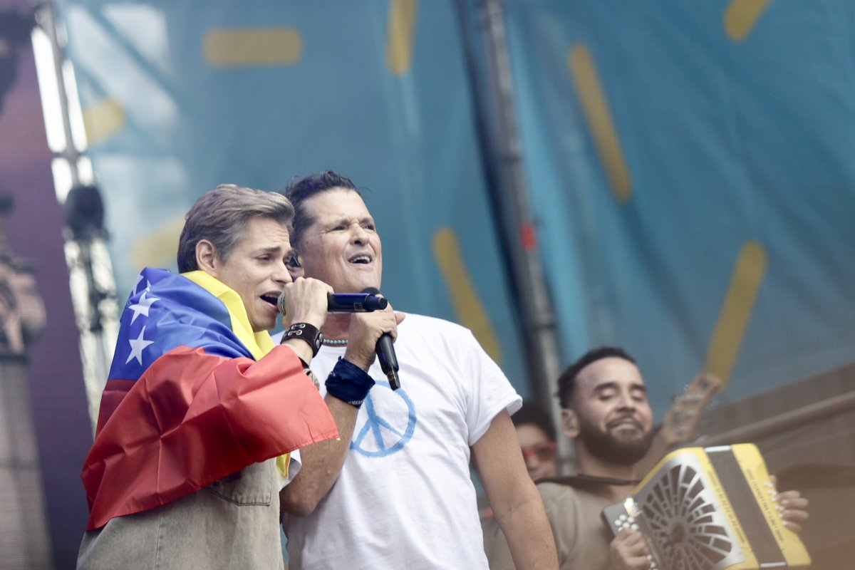 Así se vivió el concierto histórico de Carlos Vives en la Puerta de Alcalá de Madrid
