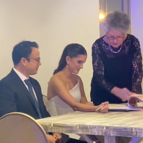 Mujer firma su acta de matrimonio y la hoja se prende en fuego