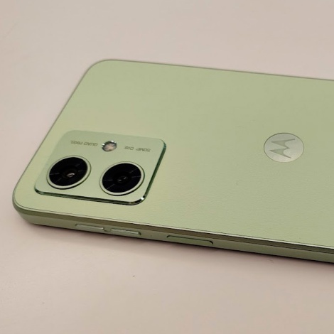 Moto G54 5G: un celular que es un pequeño estuche de monerías