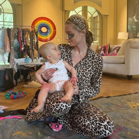 Paris Hilton revela que se convirtió en madre por segunda vez