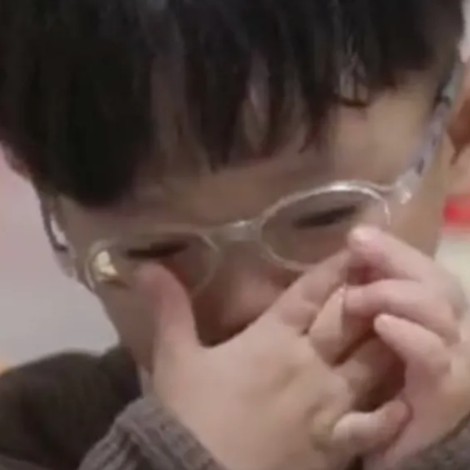 Niño coreano rompe en llanto en las redes sociales porque asegura que su mamá no lo quiere
