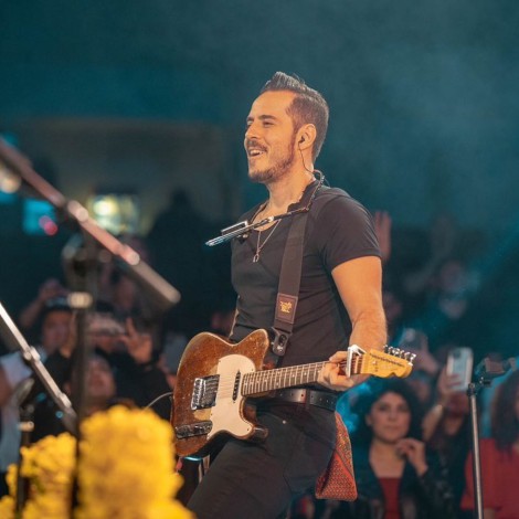 José Madero sorprende al tocar “Narcisista por excelencia” en su concierto